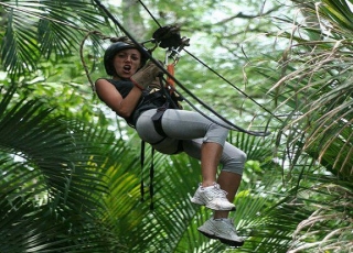 Tirolina en la selvas